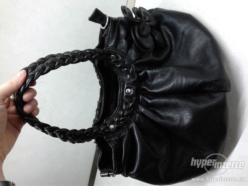 Prodám černou koženkovou kabelku s vnitřními kapsičkami - foto 2