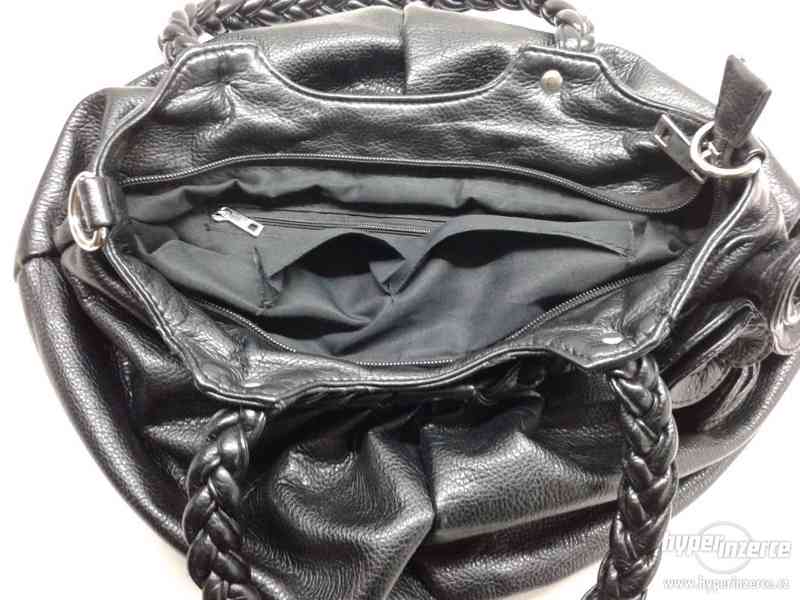 Prodám černou koženkovou kabelku s vnitřními kapsičkami - foto 3
