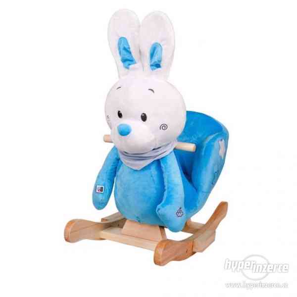 Houpací hračka s melodií PlayTo králíček - modrá nebo růžová - foto 1