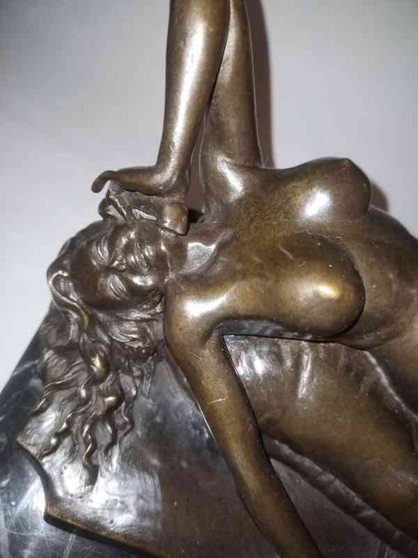 Bronzový akt ženy na mramorovém podstavci  - foto 7