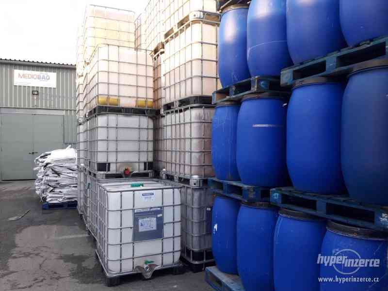 Tmavé IBC nádrže na 1000l - kontejner v kovové kleci - foto 4