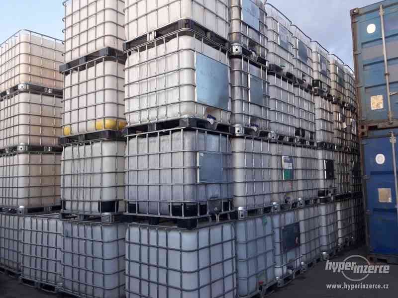 Tmavé IBC nádrže na 1000l - kontejner v kovové kleci - foto 5