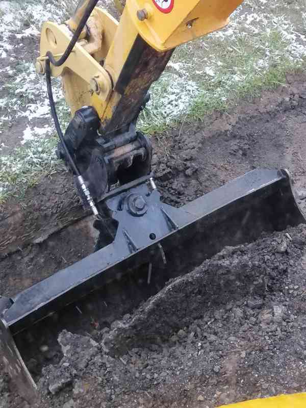 Příprava terénu pod zámkovou dlažbu, Bagr Uhlíř - foto 4