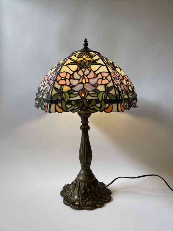 Velká stolní lampa Tiffany s květy - secesním styl - foto 1