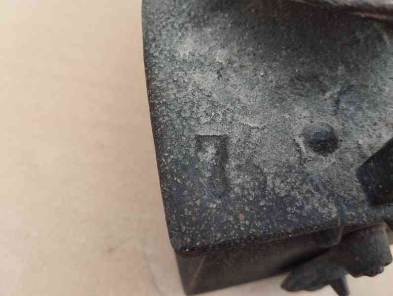 Velmi stará značená komínová žehlička do sbírky - foto 7
