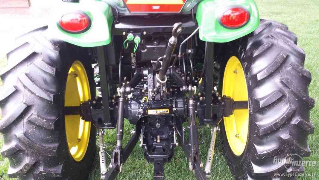 John Deere 4320 Traktor - foto 3
