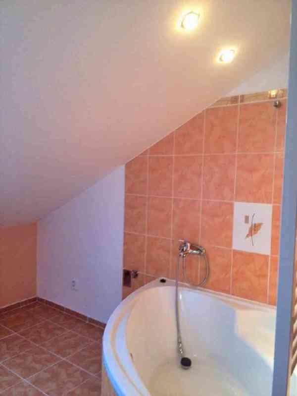 Pronajmu pěkný podkrovní byt 2+kk 76m2 v Ostravě. - foto 3