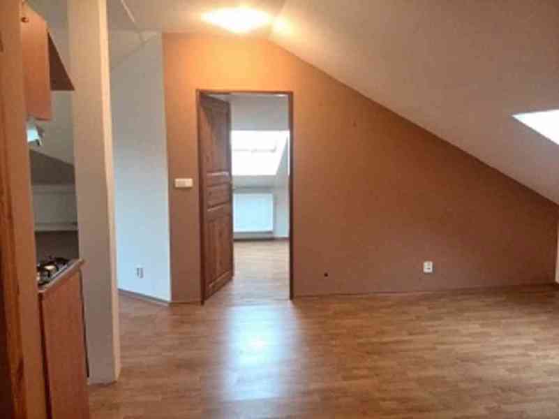 Pronajmu pěkný podkrovní byt 2+kk 76m2 v Ostravě. - foto 7