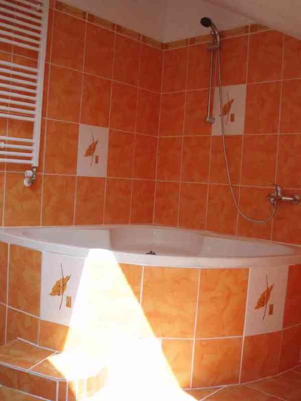 Pronajmu pěkný podkrovní byt 2+kk 76m2 v Ostravě. - foto 1