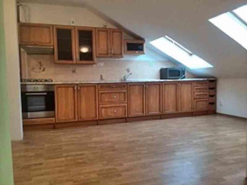 Pronajmu pěkný podkrovní byt 2+kk 76m2 v Ostravě. - foto 4
