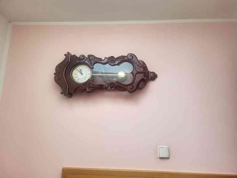 Hodiny ručně vyřezávané  - foto 2
