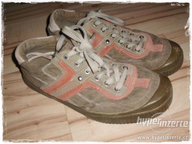 Tenisky, boty, sportovní nebo vycházková obuv - foto 1