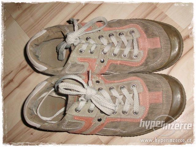 Tenisky, boty, sportovní nebo vycházková obuv - foto 2