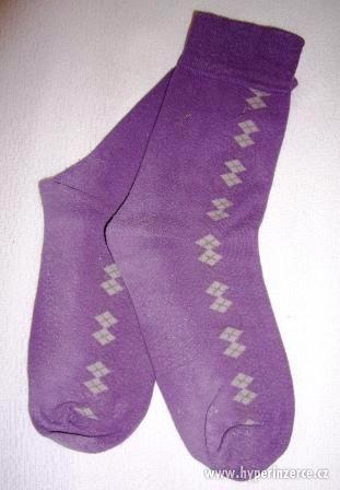 fialové ponožky - foto 1
