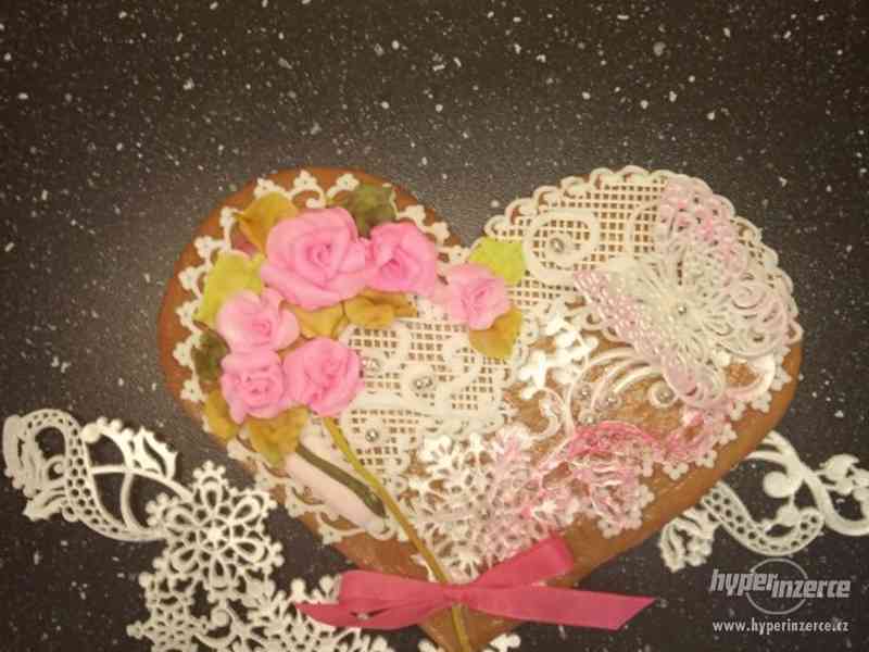 Velké perníkové srdce s krásnými neonovými růžovými růžičkam - foto 1