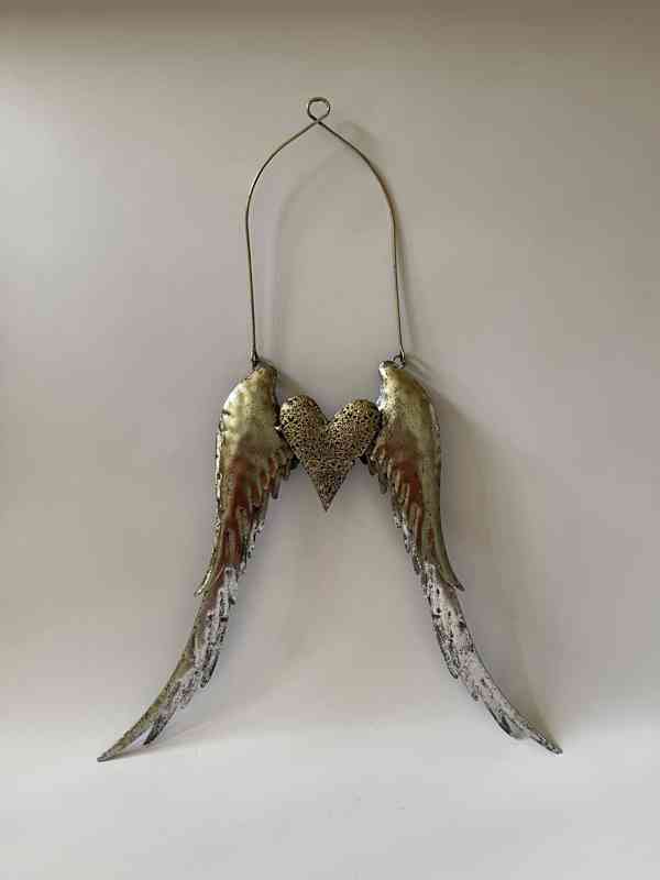 Andělská křídla srdce - kovová nástěnná dekorace