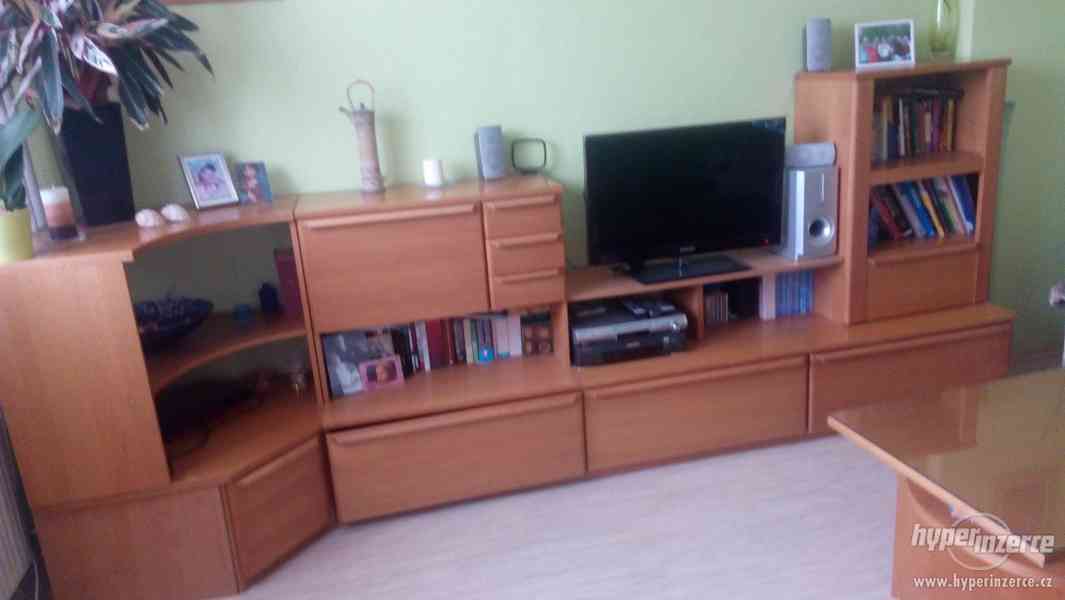 Obývací stěna Jitona s konferenčním stolkem - foto 1