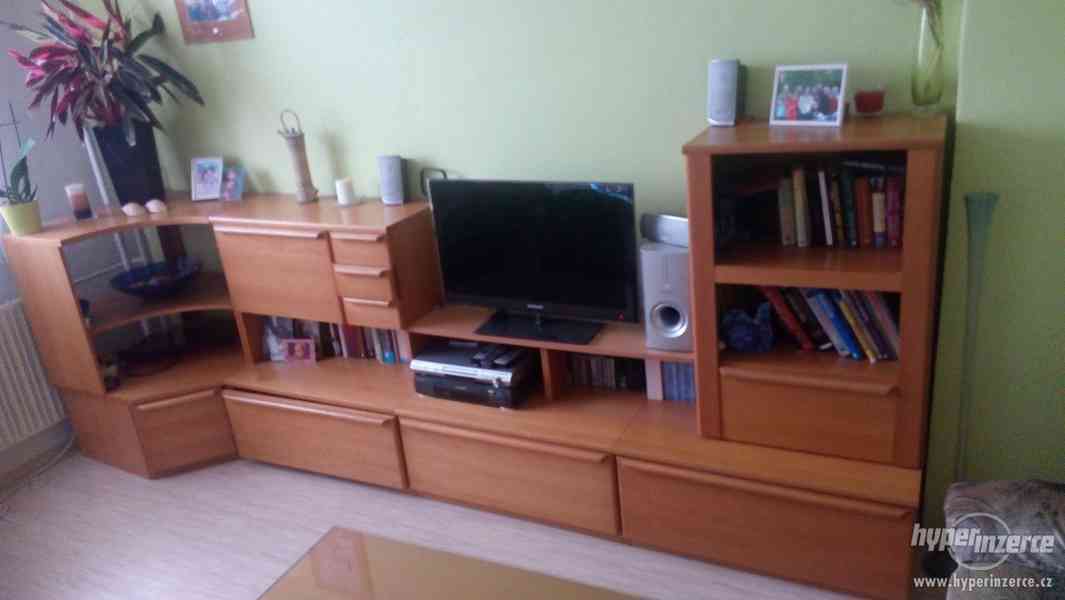 Obývací stěna Jitona s konferenčním stolkem - foto 2