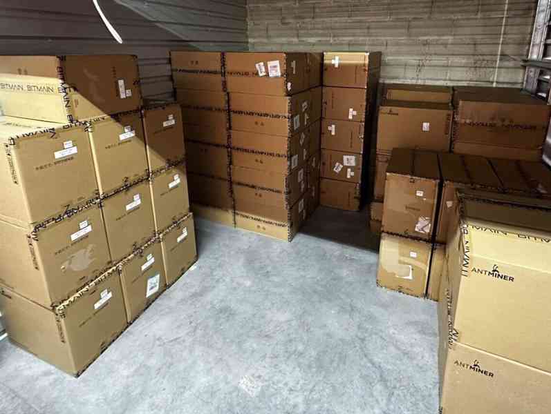 Bitmain Antminer S21 200T BTC Bitcoin Miner + psu 500$ - foto 2
