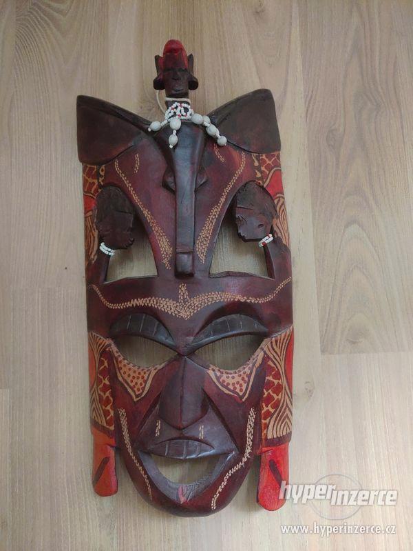 Africká maska a dřevěné sochy - foto 1