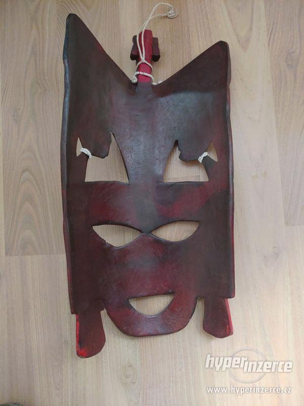 Africká maska a dřevěné sochy - foto 2