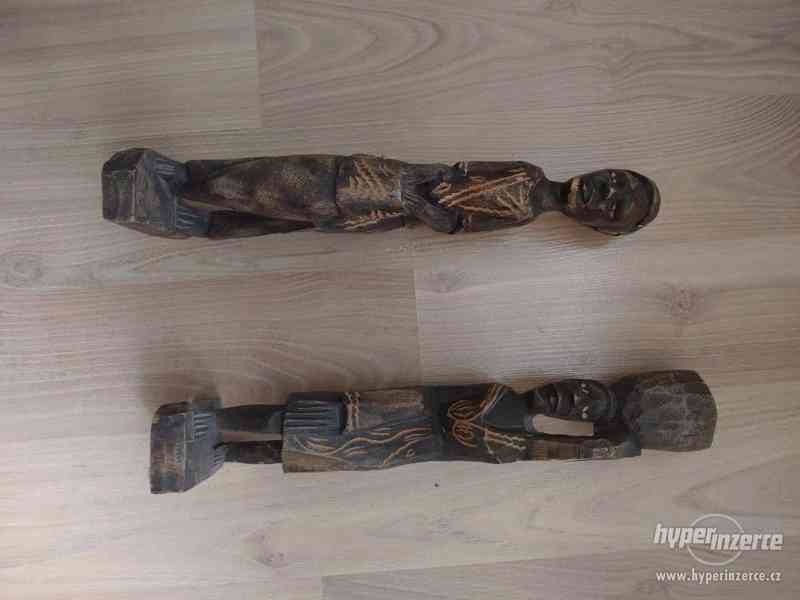 Africká maska a dřevěné sochy - foto 4