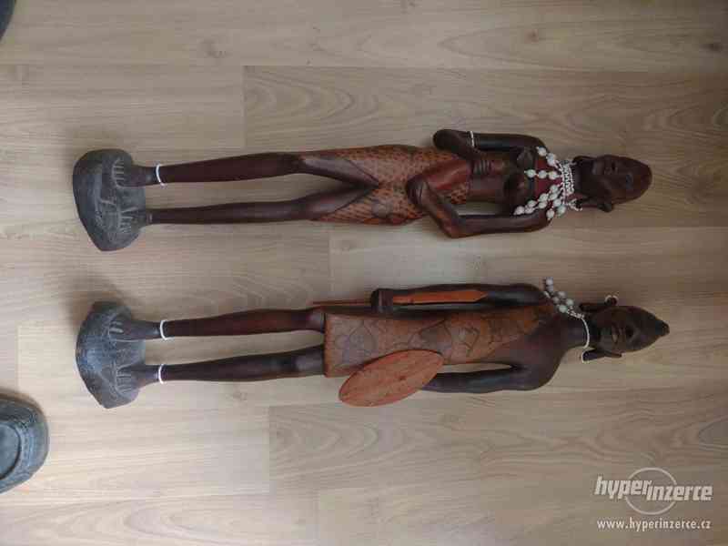 Africká maska a dřevěné sochy - foto 5