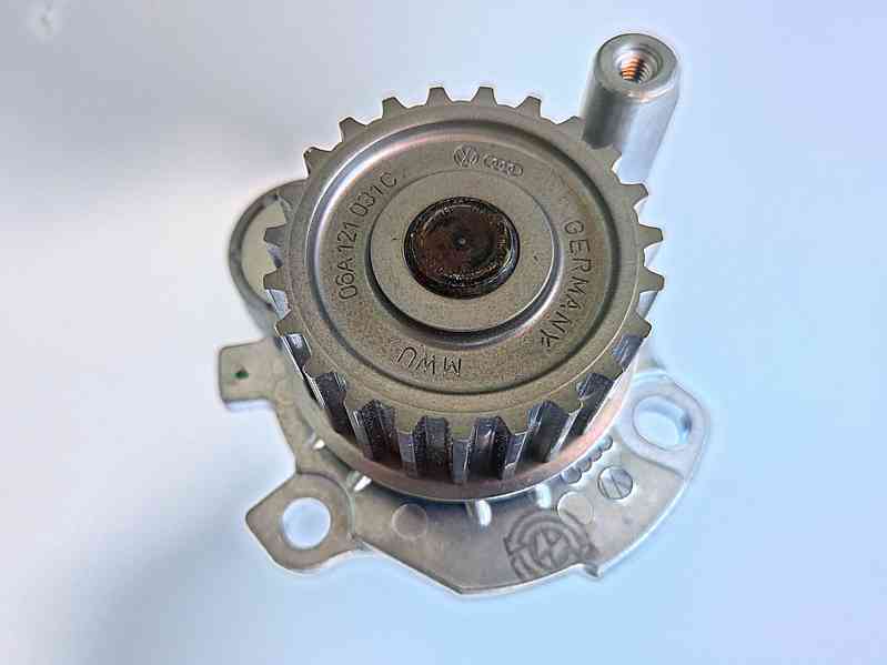 Nová ORIGINÁL 2.0 TFSI vodní pumpa VW Group 06F 121 011 X - foto 3