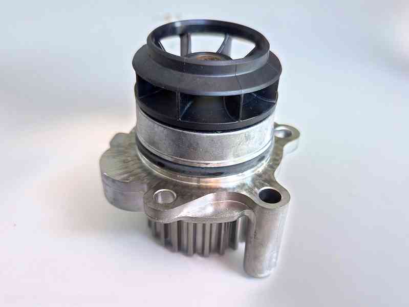 Nová ORIGINÁL 2.0 TFSI vodní pumpa VW Group 06F 121 011 X - foto 2