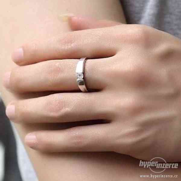 Krásný postříbřený prstýnek se zirkonem - foto 3