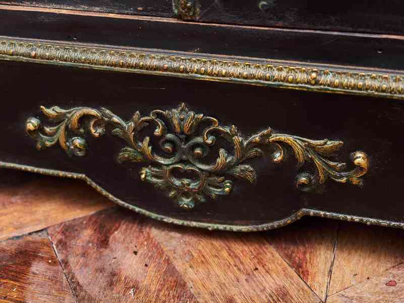 Starožitná komoda Napoleon III vykládaná mosazí - foto 8
