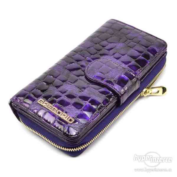 Fialová kožená dámská peněženka s přezkou - foto 2