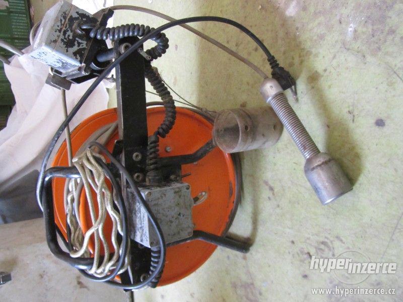 Svítilna s kabelem na lokaci kanalizačních systémů - foto 1