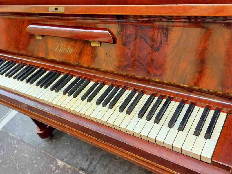 Stoleté pianino Lhota k využití mimořádně zachovalé skříně.