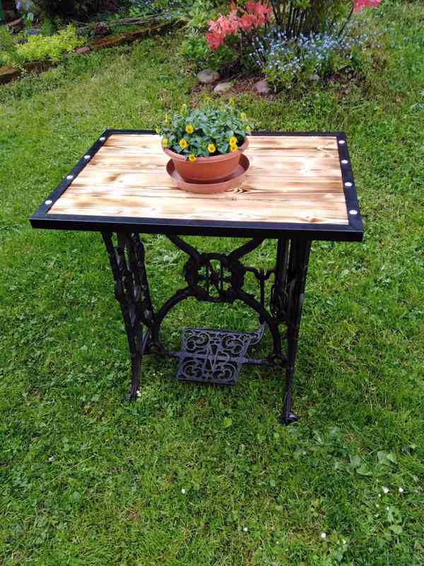 zahradní stolek
