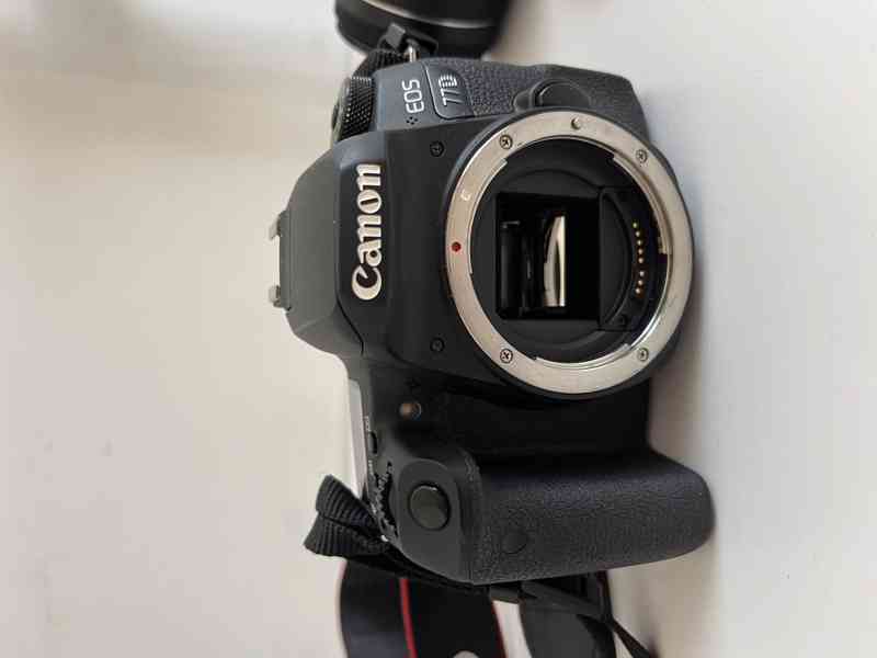 Canon EOS 77D s objektivem Canon EFS 18-55 mm - foto 5