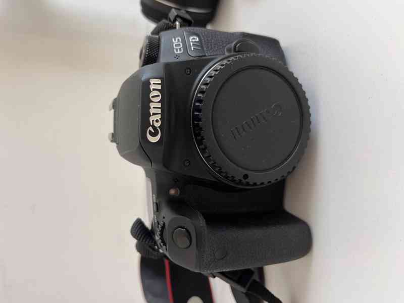 Canon EOS 77D s objektivem Canon EFS 18-55 mm - foto 6