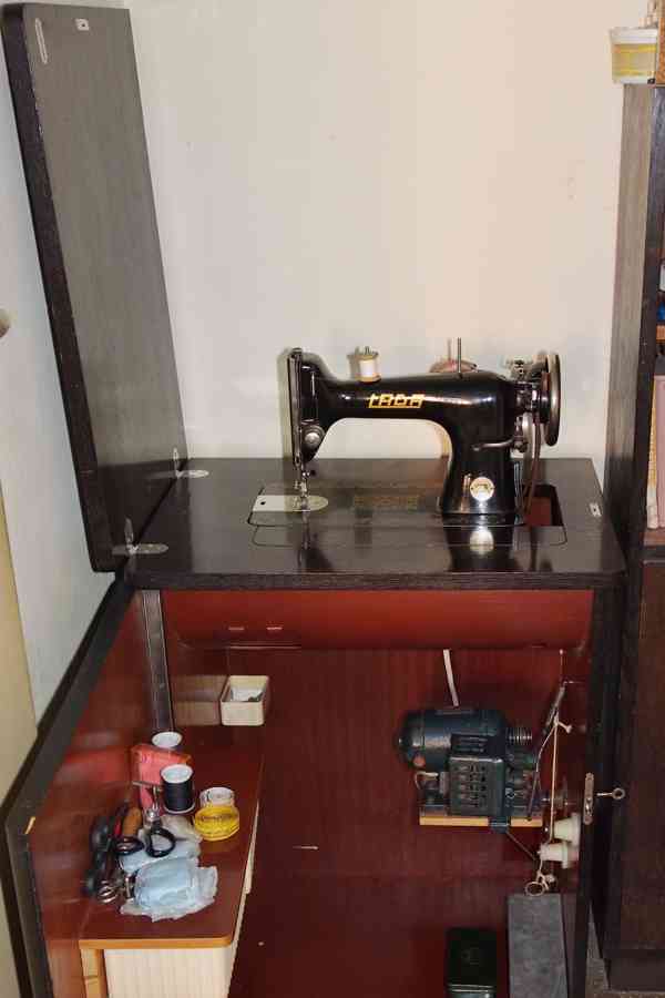 Skříňový šicí stroj Lada - foto 2