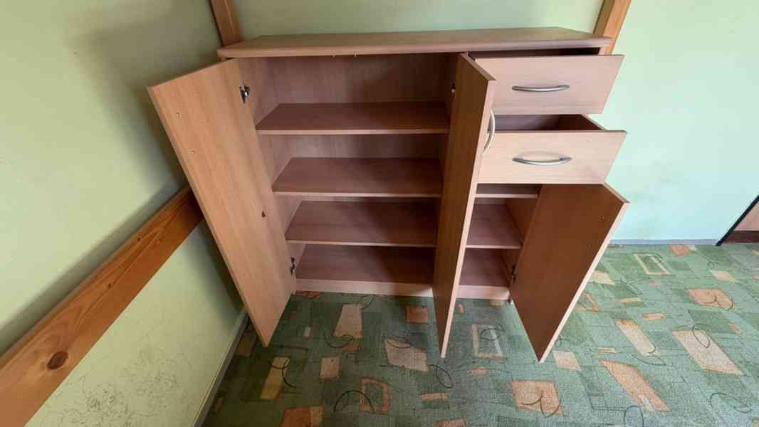 Studentský pokoj – vyvýšená postel 110x200, 3 komody a stůl - foto 7