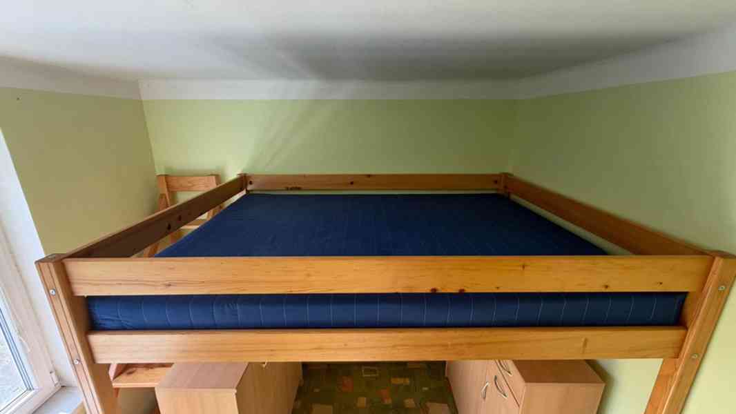 Studentský pokoj – vyvýšená postel 110x200, 3 komody a stůl - foto 3