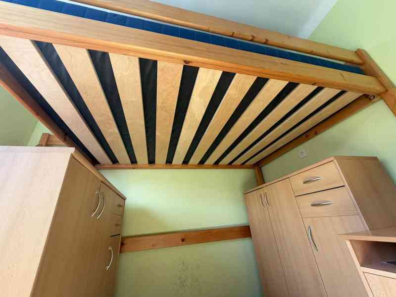 Studentský pokoj – vyvýšená postel 110x200, 3 komody a stůl - foto 2