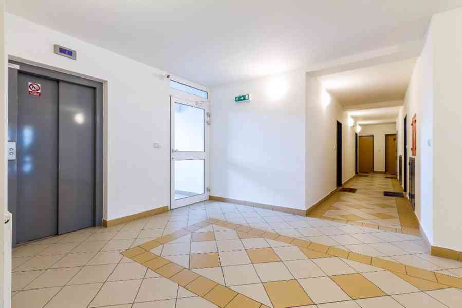 Prodej bytu 1+kk  Praha 5, Kakosova  35 m2 + terasa 14 m2 - foto 10