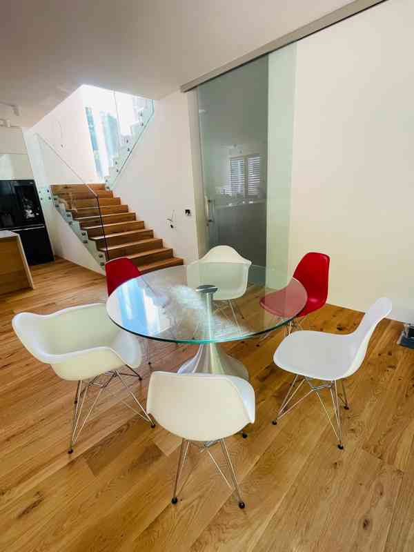 Nádherný designový skleněný jídelní stůl a design židle - foto 1