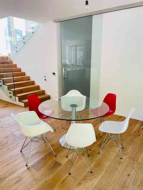 Nádherný designový skleněný jídelní stůl a design židle - foto 3