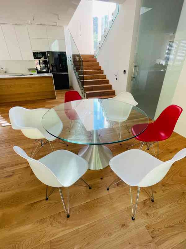 Nádherný designový skleněný jídelní stůl a design židle - foto 2