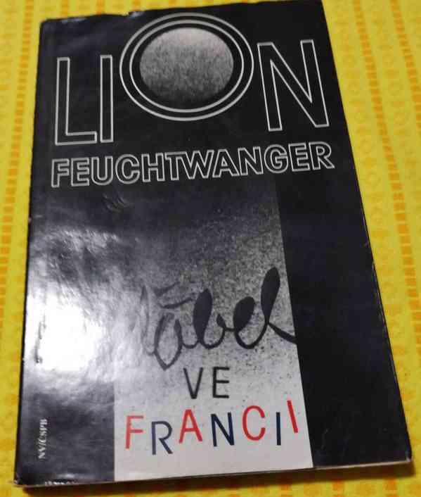 Knihy různých žánrů i kvality - foto 8