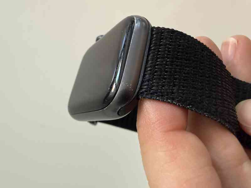 Apple Watch SE 40mm Space Gray (GPS) + nabíjecí kabel - foto 2