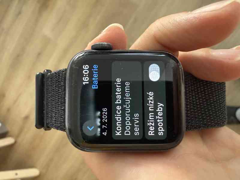Apple Watch SE 40mm Space Gray (GPS) + nabíjecí kabel - foto 5
