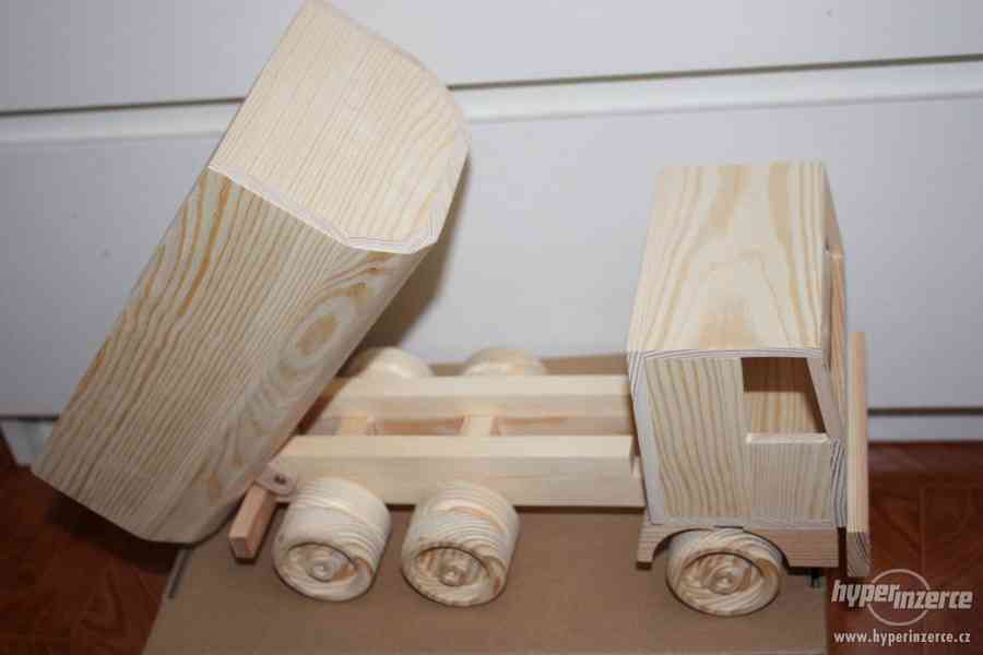 Ručně vyrobené dřevěné auto - foto 2