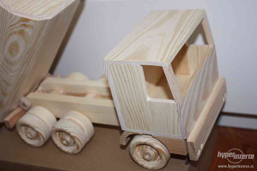 Ručně vyrobené dřevěné auto - foto 3